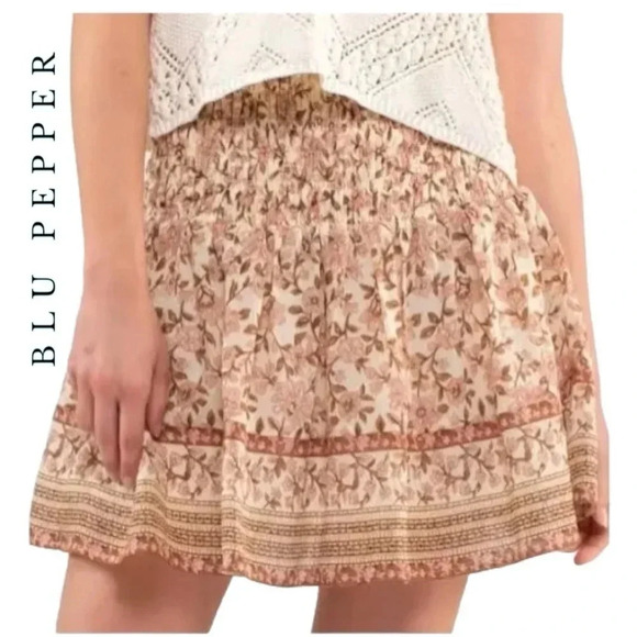 1696. BLU PEPPER SMOCKED AND FLARE SKIRT SIZE SMALL FLORAL PATTERN MINI LENGTH - Picture 1 of 8